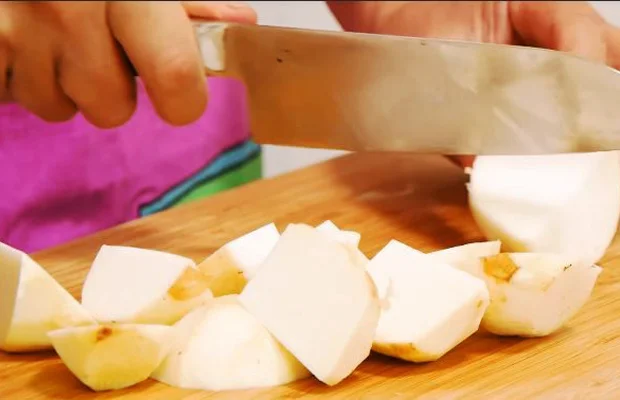 cắt khoai thành miếng