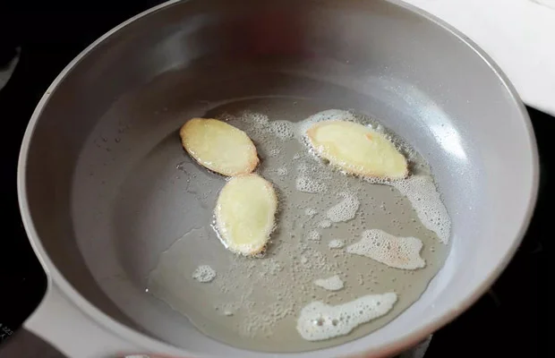 Cho lát gừng vào trong chảo