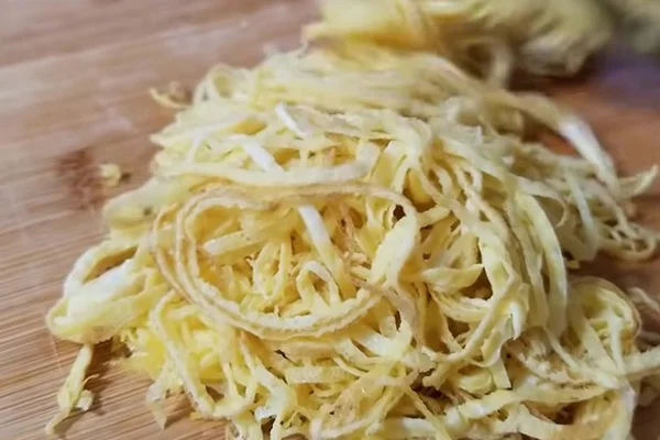 Tráng trứng thành những miếng mỏng