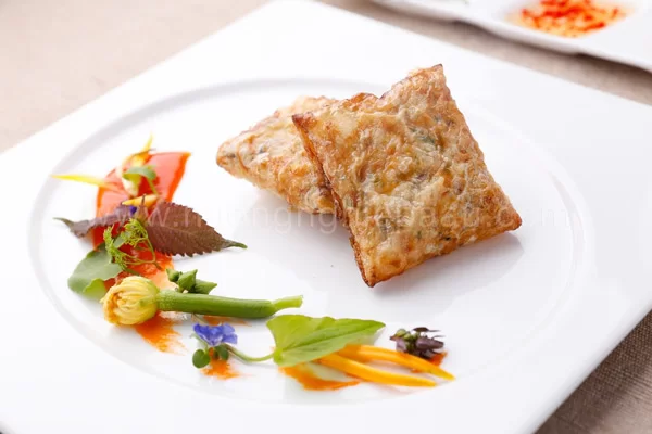 trình bày và thưởng thức nem cua