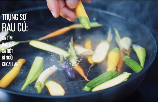 trụng rau củ với nước nóng