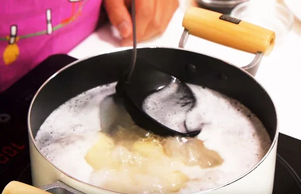 vớt bọt nước canh