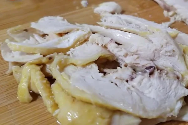 , vớt gà ra và cắt thành lát