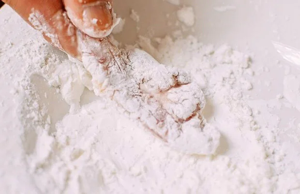 Lăn miếng thịt gà qua đĩa bột bắp