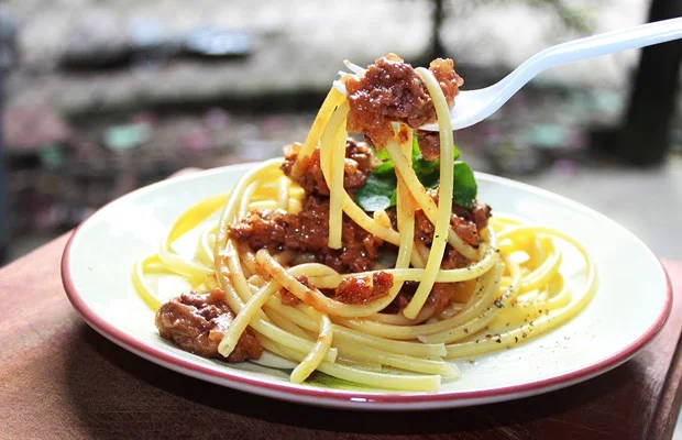 trình bày mì ý xốt bò bằm