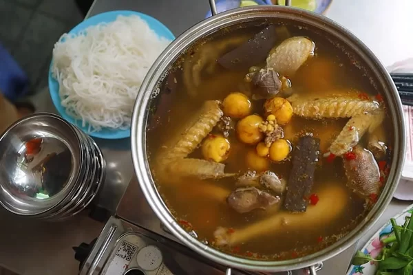 Cho lẩu và nồi nhỏ, đun sôi