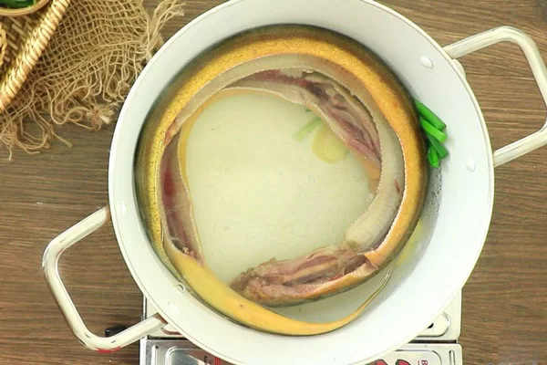 Luộc lươn với rượu và lá nguyệt quế