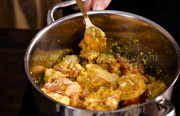 ninh giò heo với lửa lớn