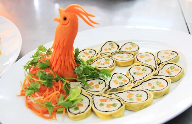 xếp các lát chả đều vào dĩa