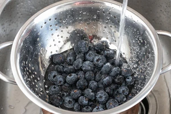 rửa việt quất nhiều lần