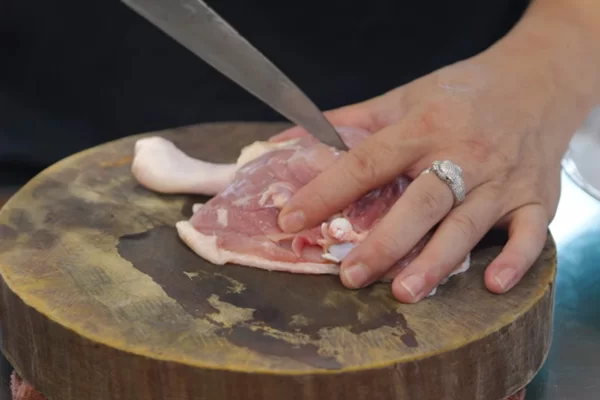 Chọn đùi vịt to và rửa sạch