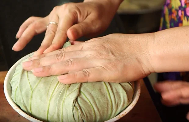 Gói xôi trong lá sen