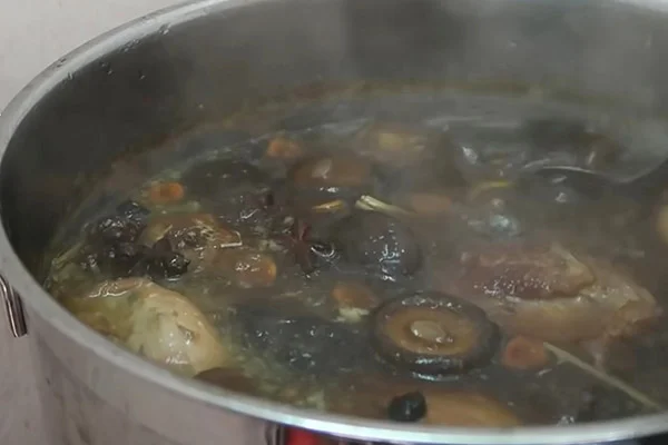 Hầm các loại thuốc bắc và thịt vịt
