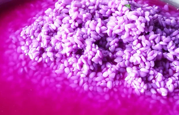 ngâm gạo nếp trong nước luộc lá cẩm