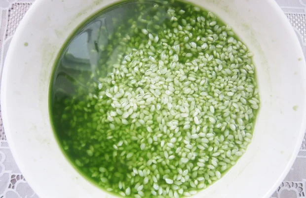 ngâm gạo nếp với nước ép lá dứa