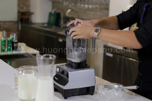 nguyên liệu vào máy xay nhuyễn