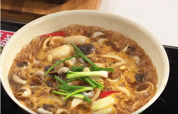 thêm gia vị vào ốc