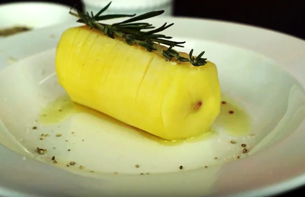 ướp khoai tây cùng gia vị