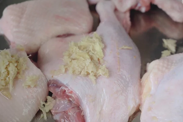 Ướp vịt với hỗn hợp muối