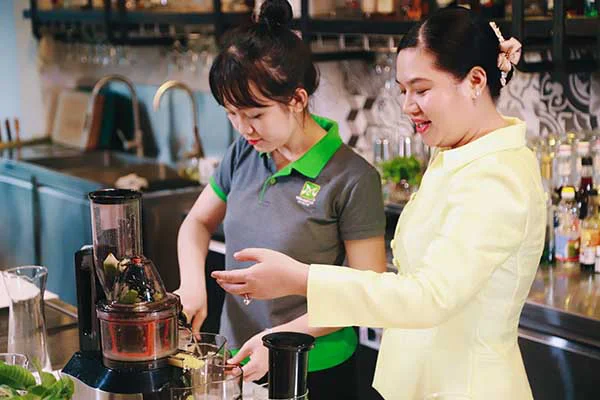 Giảng viên hướng dẫn chi tiết cách sử dụng máy ép hoa quả