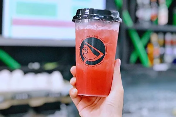 Giảng viên giới thiệu mẫu ly nhựa phù hợp cho mô hình bán mang đi