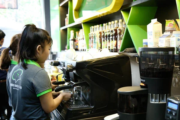 sử máy pha chế để chiết xuất espresso.