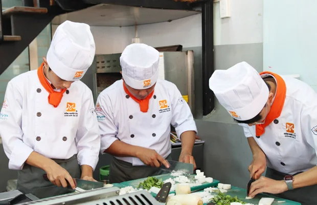 học viên thực hành cách cắt hạt lựu nhỏ