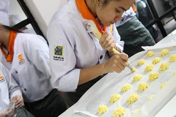 tạo hình bánh tự do