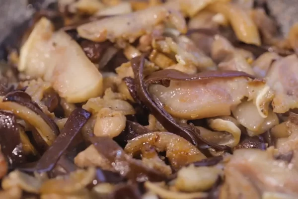 Xào thơm các nguyên liệu