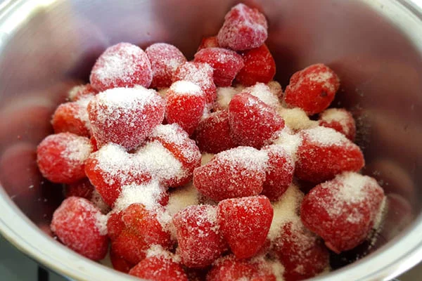 Áo dâu tây qua đường