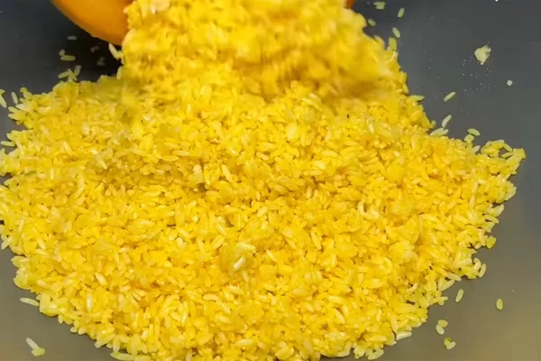 Rang cơm lần 1 cho hạt cơm săn lại.