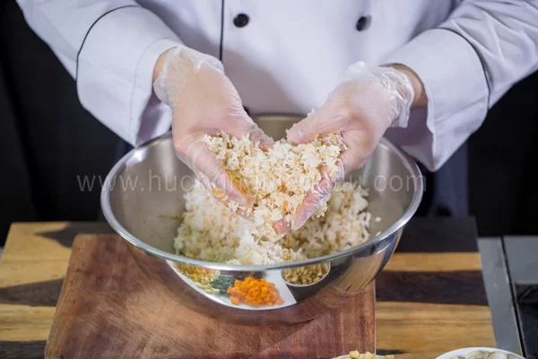 Trộn cơm cùng gia vị trước khi chiên để đậm vị hơn