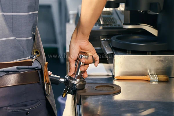 Dùng tamper nén cafe