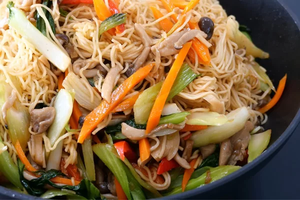 Trộn đều mì cùng rau củ và nấm