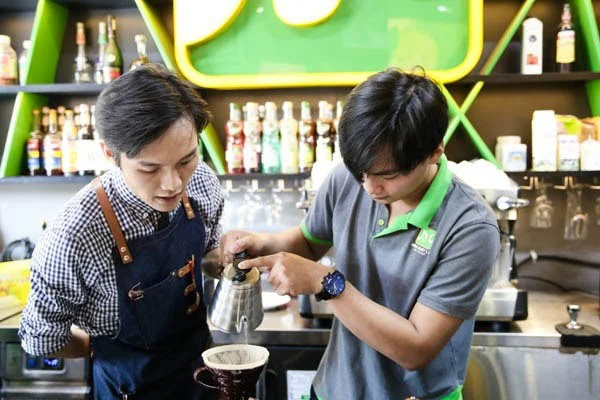 pha cà phê bằng dụng cụ V60