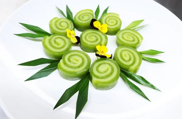 banh-Viet-gio-day-da-khoac-len-minh-tam-ao-moi-de-buoc-chan-vao-cac-nha-hang-dang-cap