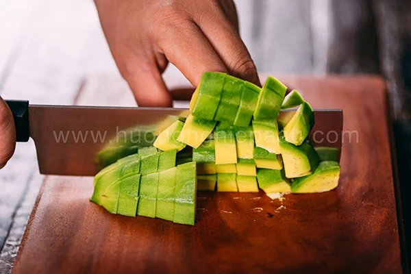 Cắt nhỏ bơ trước khi xayCắt nhỏ bơ trước khi xayCắt nhỏ bơ trước khi xay