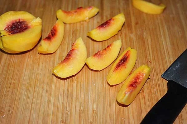 Cắt thành miếng đào nhỏ vừa