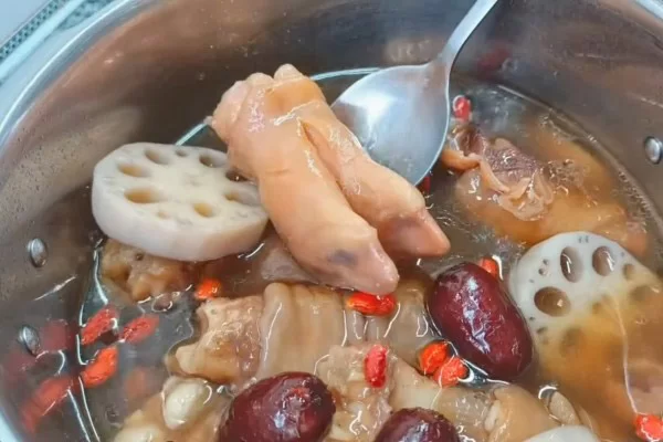 Chân dê hầm thuốc bắc