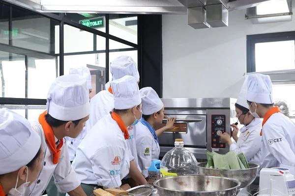 giang-vien-huong-dan-cach-su-dung-lo-nuong-chuyen-dung-trong-bep-nha-hang-khach-san