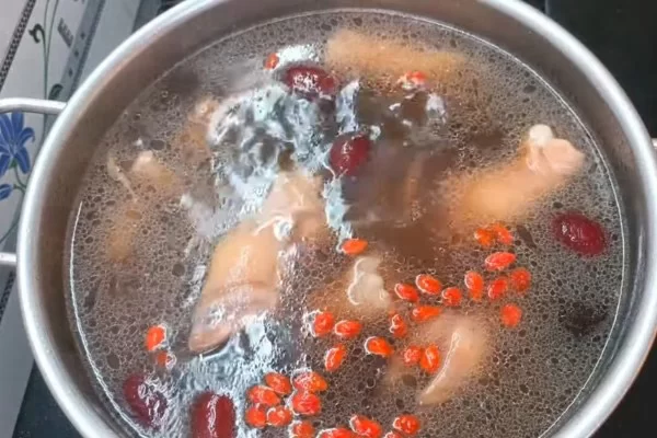 Món chân dê hầm thuốc bắc nóng hổi