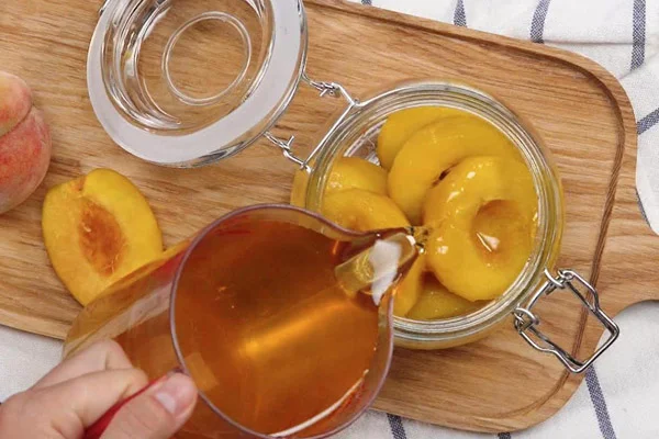 Ngâm đào trong lọ thuỷ tinh