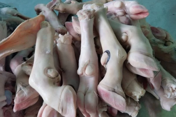 Sơ chế chân dê với gừng, rượu