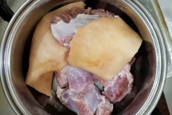 Sơ chế thật kỹ thịt dê để loại bỏ mùi hôi