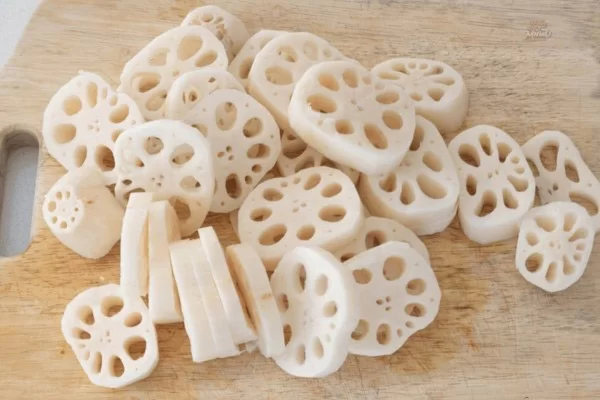 Sơ chế và cắt lát củ sen hầm