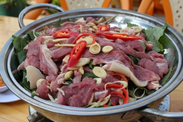 Thịt dê hấp lá tía tô ngon