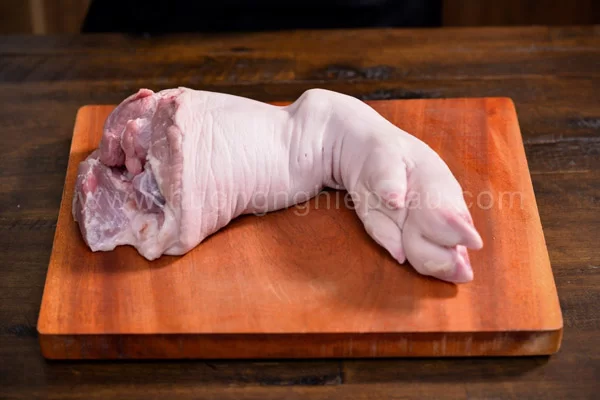 Cách chọn giò heo nấu bún