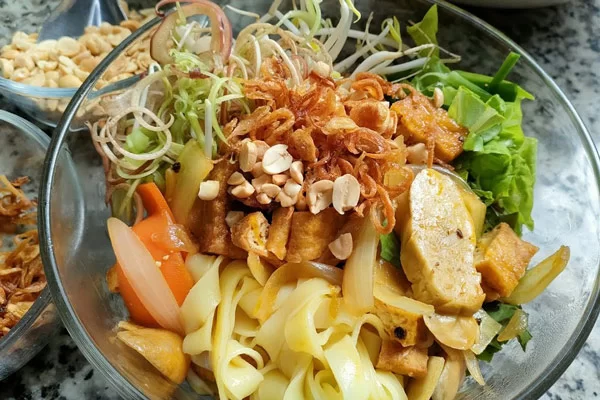 Cách làm mì quảng chay đơn giản