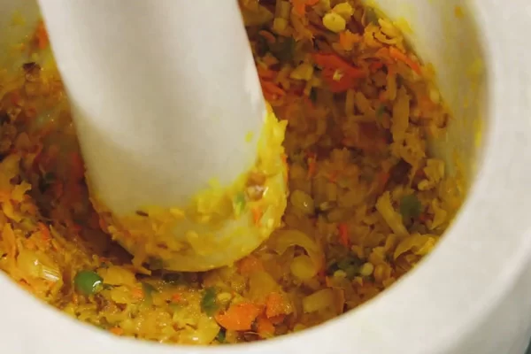 Giã hoặc đập nhuyễn nghệ, nén, ớt