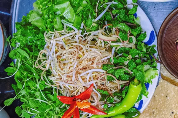 Mì quảng chay ăn kèm rau gì?